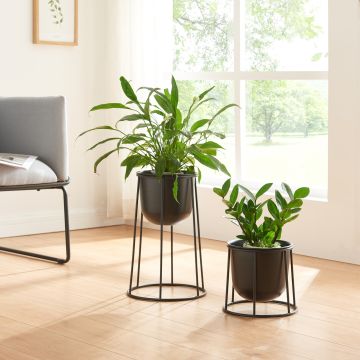 Set de 2 porte-plantes Nesseby de tailles variées avec cache-pots métal noir [en.casa]